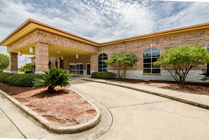 2406 Catalpa Ave, Pascagoula, MS à louer - Photo du bâtiment - Image 3 de 11