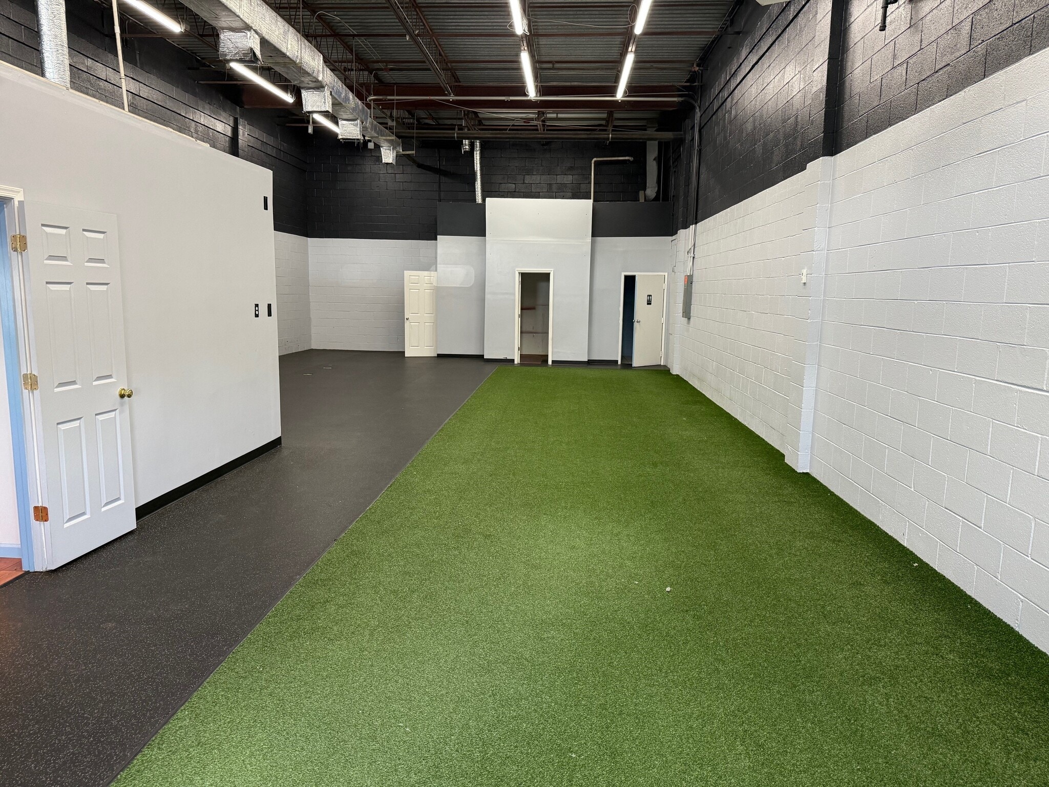 19300-19326 Woodfield Rd, Gaithersburg, MD for lease Interior Photo- Image 1 of 5