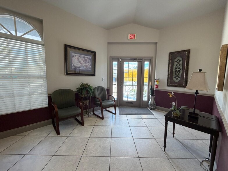 1361 Royal Palm Square Blvd, Fort Myers, FL for lease - Building Photo - Image 3 of 22