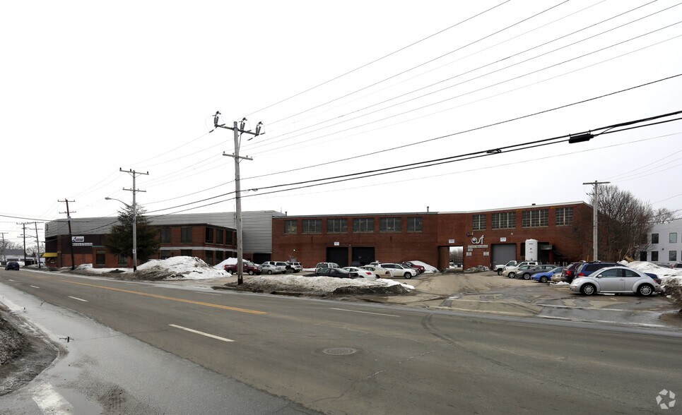 1515 Elmwood Ave, Cranston, RI à louer - Photo du bâtiment - Image 3 de 5
