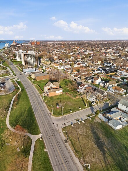 819-829 Riverside Dr E, Windsor, ON à vendre - Photo du bâtiment - Image 3 de 12