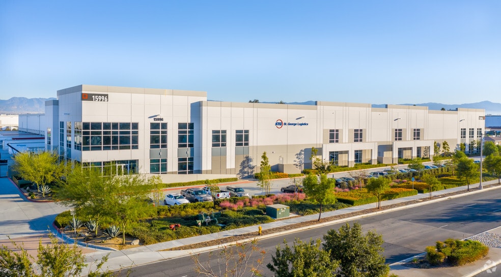 15996 Jurupa Ave, Fontana, CA for lease - Primary Photo - Image 1 of 7