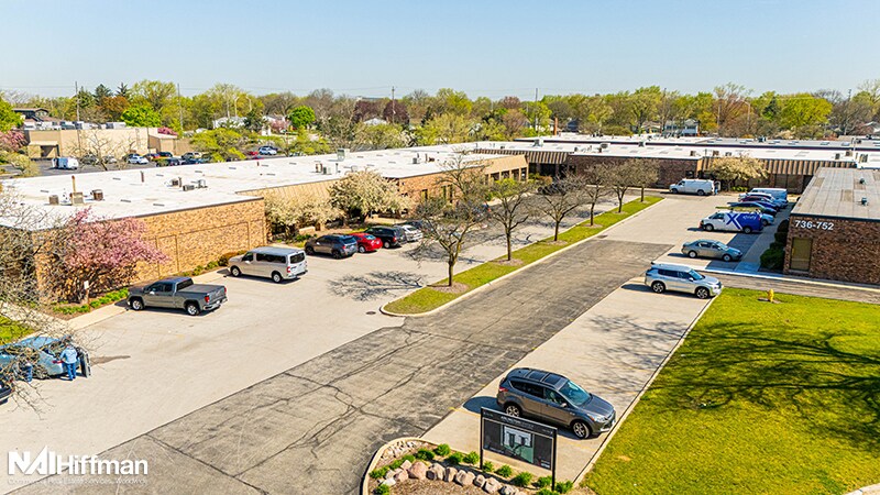 702-778 W Algonquin Rd, Arlington Heights, IL à louer - Photo du bâtiment - Image 3 de 18