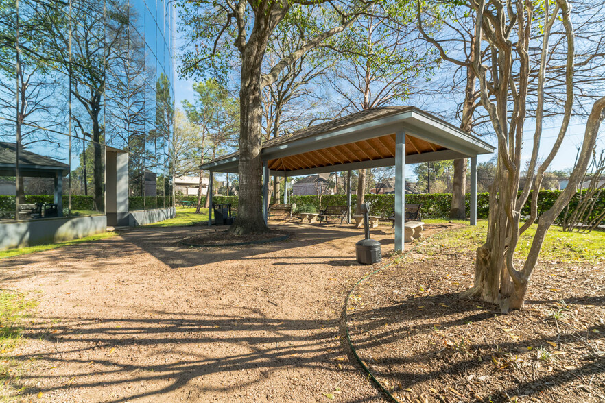 16010 Barkers Point Ln, Houston, TX à louer - Photo du bâtiment - Image 3 de 17