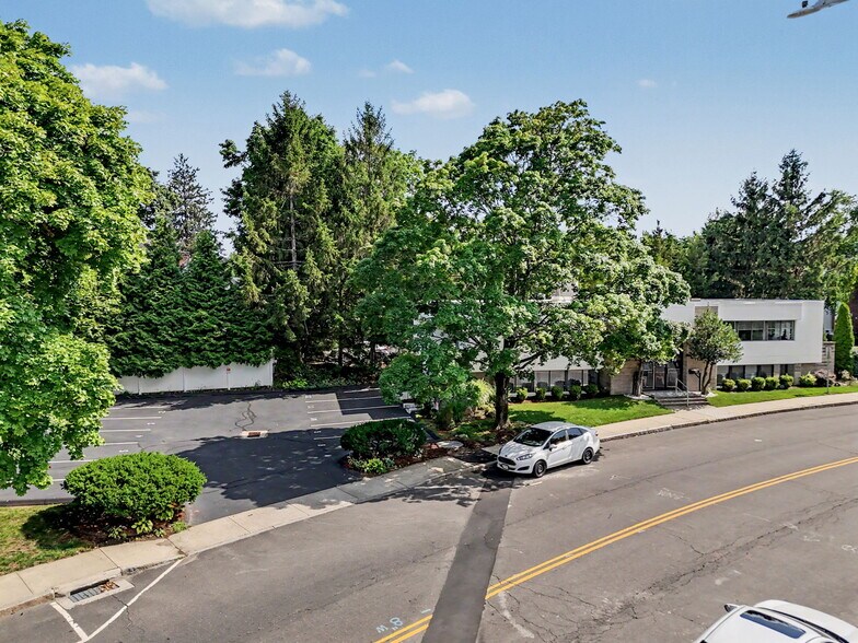 93 Cherry St, New Canaan, CT à vendre - Photo du bâtiment - Image 2 de 9