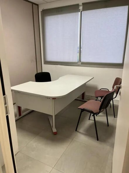 1 Chemin De Thil, Saint-Maurice-de-Beynost for lease - Interior Photo - Image 3 of 5