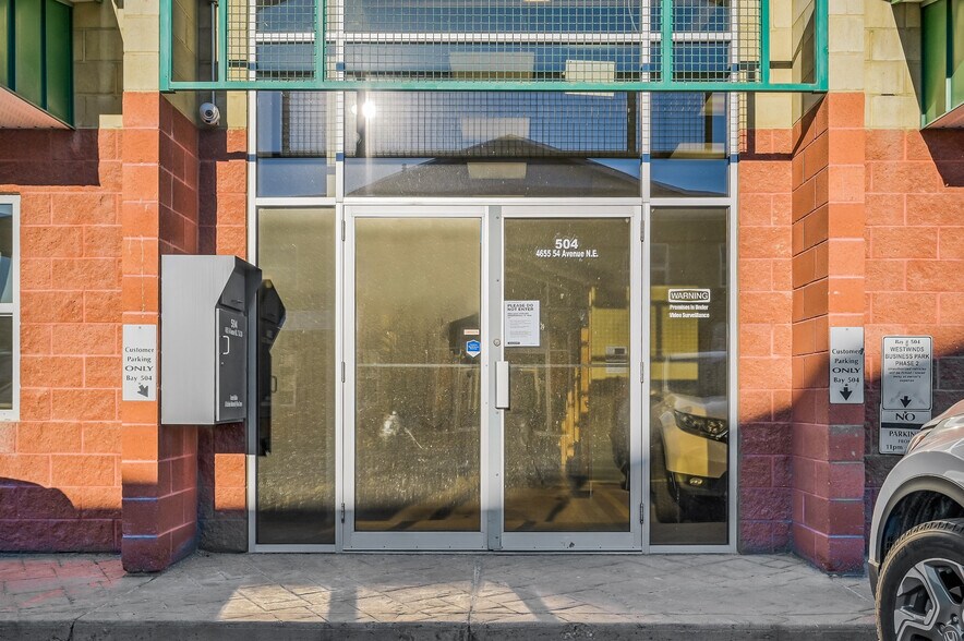 4655 54th Ave NE, Calgary, AB à vendre - Photo du bâtiment - Image 2 de 19