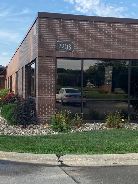 2203 E Empire St, Bloomington, IL à vendre - Photo du bâtiment - Image 2 de 9