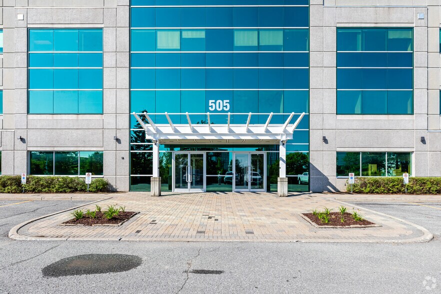 505 March Rd, Ottawa, ON à louer - Photo du bâtiment - Image 3 de 8