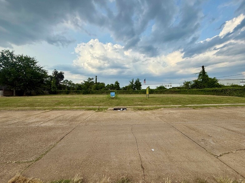 2600 Llewellyn Dr, Alexandria, LA for sale - Building Photo - Image 2 of 3