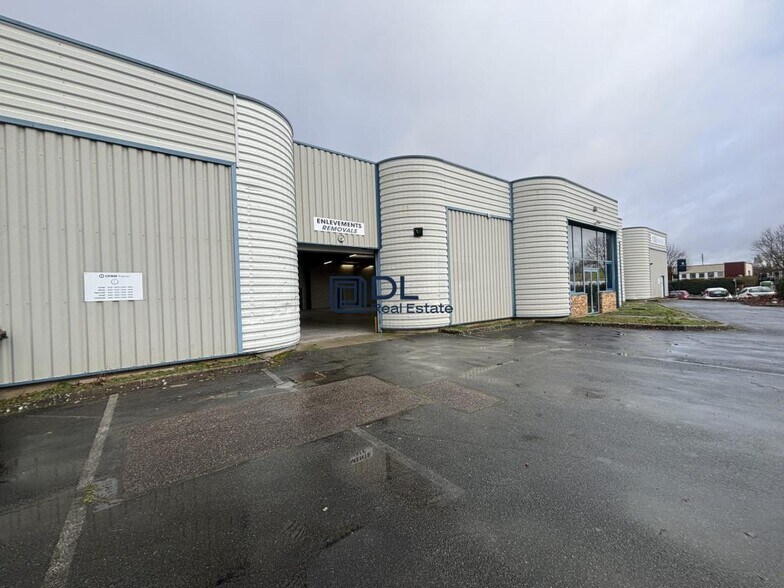 Industrial in Saint-Pierre-du-Perray for lease - Building Photo - Image 2 of 21