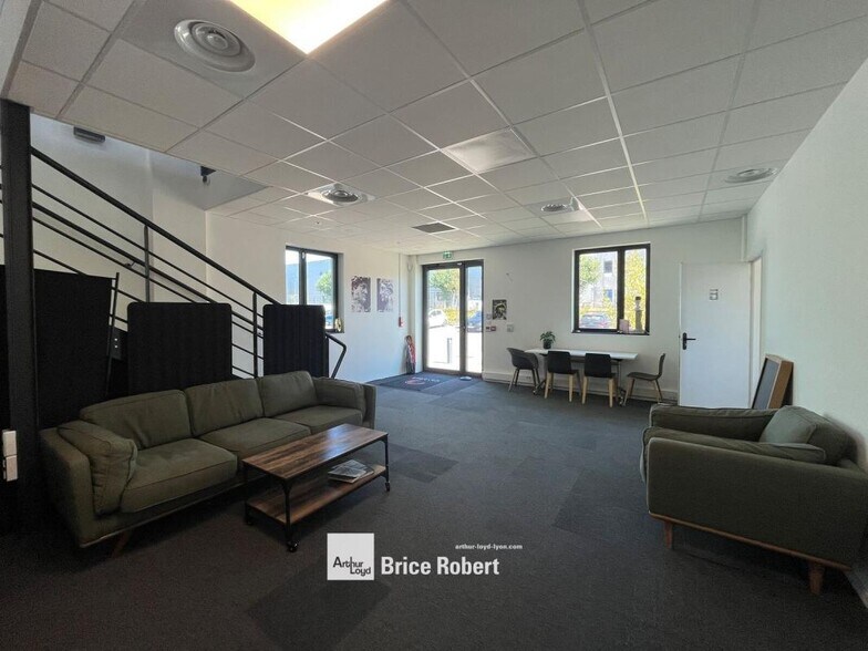 Flex in Rillieux La Pape for lease - Interior Photo - Image 3 of 6