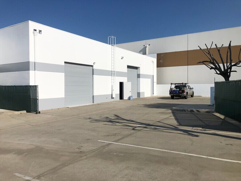 1047 E Acacia St, Ontario, CA à louer - Photo du bâtiment - Image 3 de 4