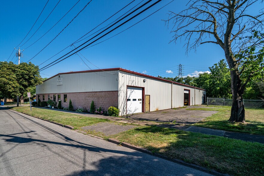 1717 Mackenna Ave, Niagara Falls, NY à vendre - Photo du bâtiment - Image 3 de 25