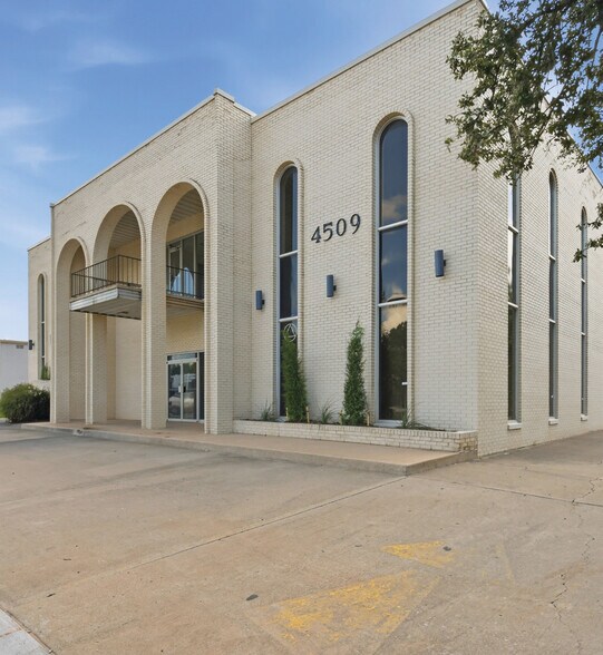 4509 N Classen Blvd, Oklahoma City, OK à vendre - Photo du bâtiment - Image 2 de 15