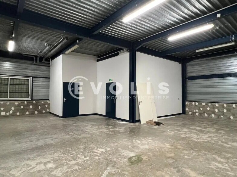 Flex in Mérignac for lease - Interior Photo - Image 1 of 15