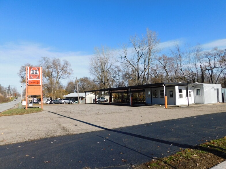 606 N Jefferson St, Silver Lake, IN for sale - Primary Photo - Image 1 of 24