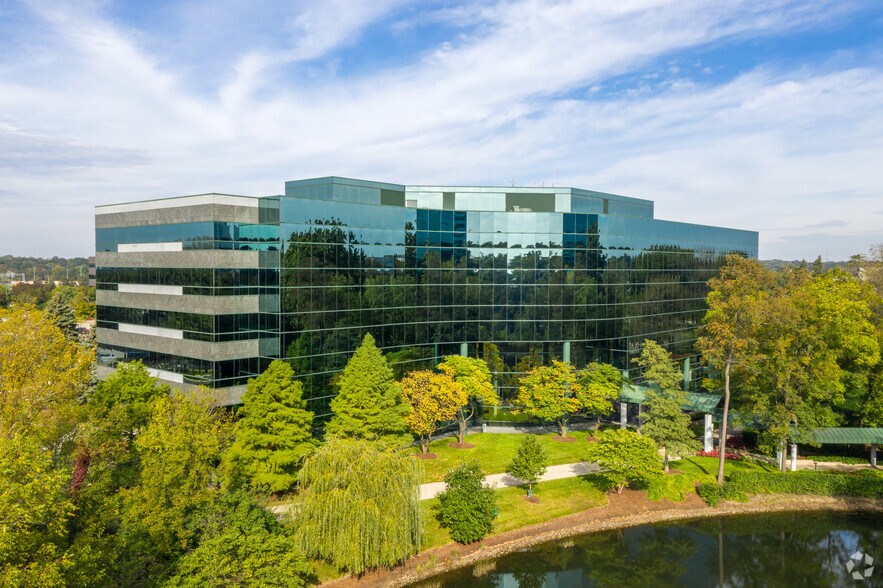 901 Warrenville Rd, Lisle, IL à louer - Photo du bâtiment - Image 1 de 14