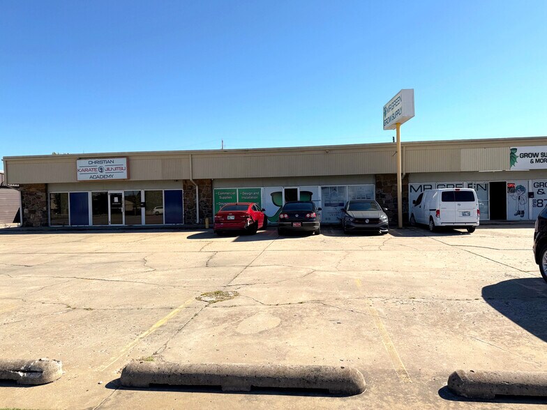 309-317 N Aspen Ave, Broken Arrow, OK à louer - Photo du bâtiment - Image 2 de 8