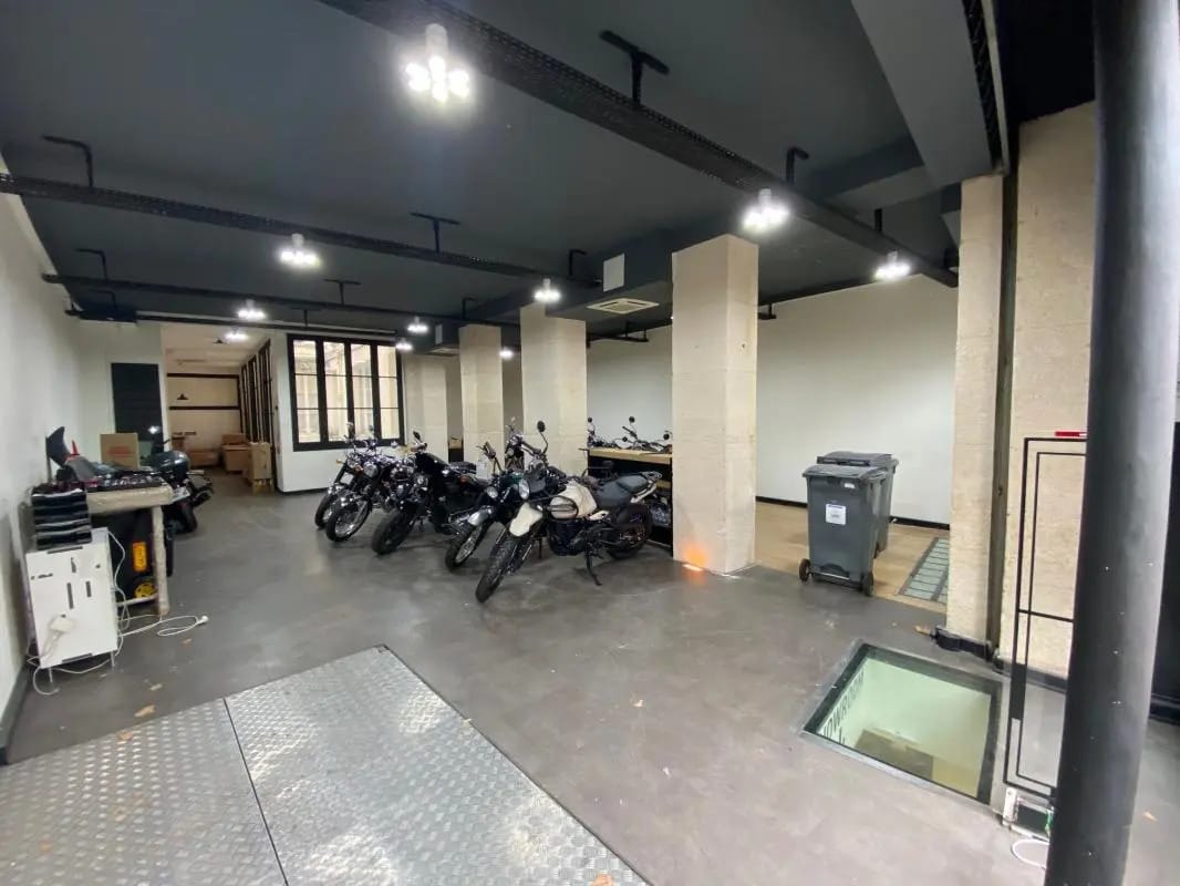 Retail in Paris for lease Building Photo- Image 1 of 7