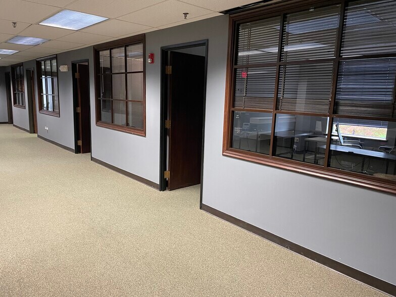 2560 Foxfield Rd, St Charles, IL à louer - Photo intérieure - Image 3 de 8