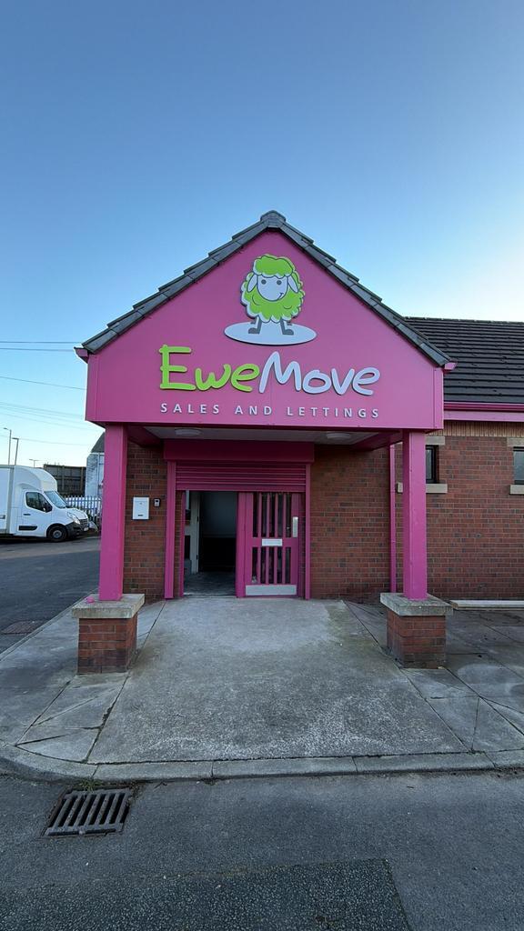 3 Catherine St, Hyde à louer Photo du bâtiment- Image 1 de 4