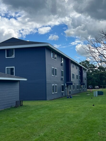 350-360 E Birch Ave, Barron, WI à vendre - Photo du bâtiment - Image 3 de 5