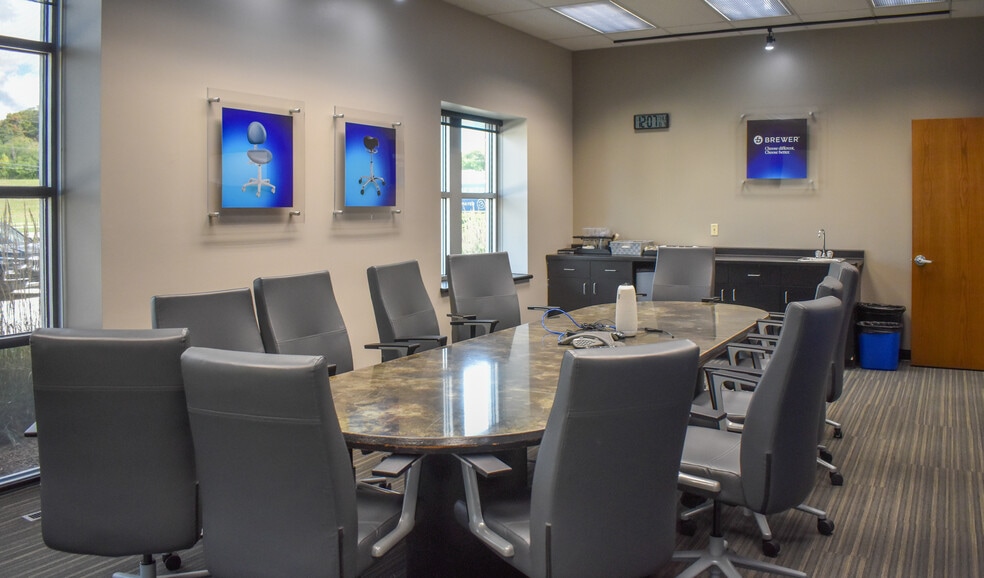 N88 W13901 Main St, Menomonee Falls, WI for lease - Building Photo - Image 3 of 18