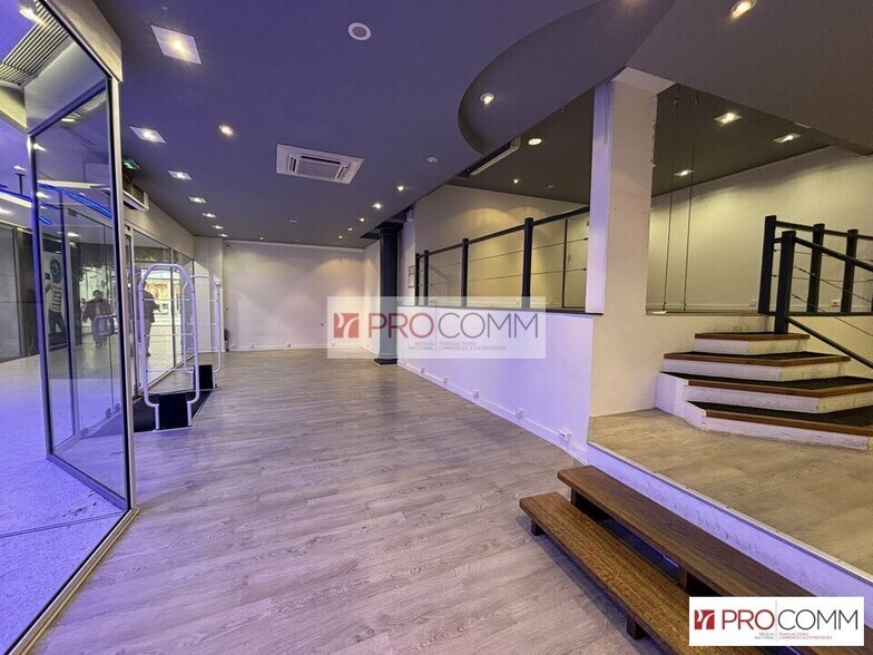 Retail in Chartres for lease - Building Photo - Image 1 of 5