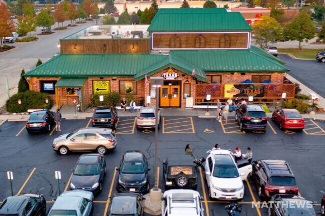 More details for 800 W Paradise Dr, West Bend, WI - Retail for Sale