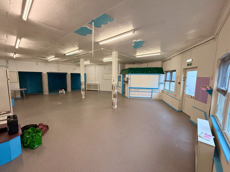 21 Carlton Rd, Torquay for sale - Interior Photo - Image 3 of 6