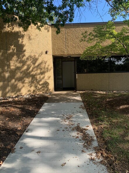 8 Quakerbridge Plz, Hamilton, NJ à vendre - Photo du bâtiment - Image 3 de 20