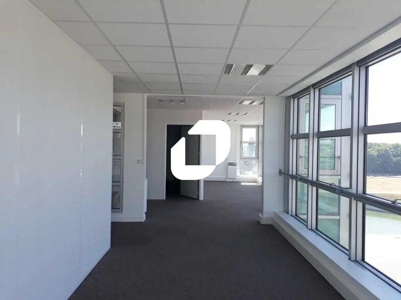 Office in Guyancourt for lease - Interior Photo - Image 1 of 5