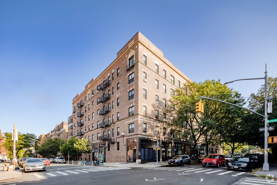 225 Eastern Pky, Brooklyn, NY for lease - Primary Photo - Image 1 of 5