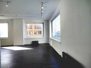 251-253 Fifth Ave, New York, NY for lease Interior Photo- Image 2 of 7