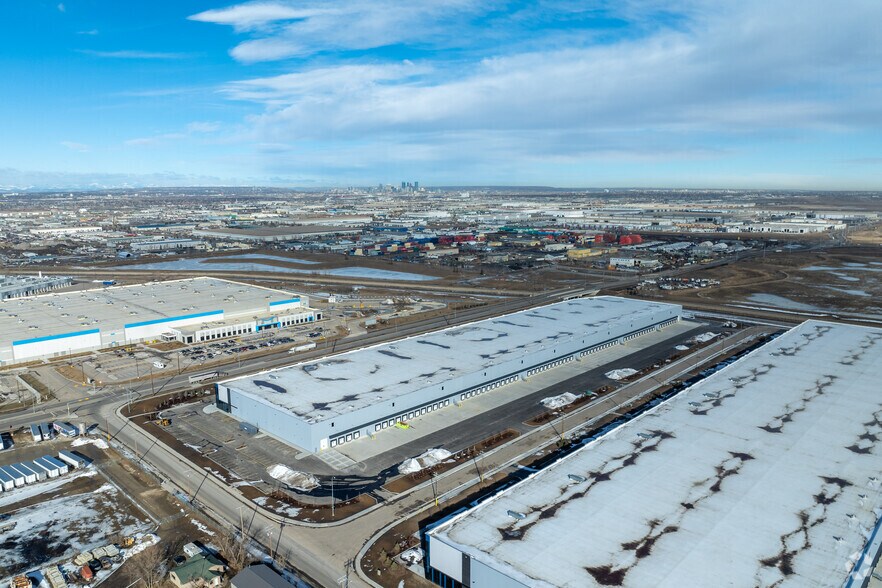 68 68 St SE, Calgary, AB à louer - Aérien - Image 3 de 8