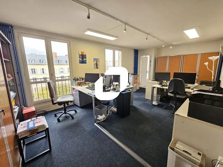 Bureau dans Versailles à louer - Photo du bâtiment - Image 3 de 21