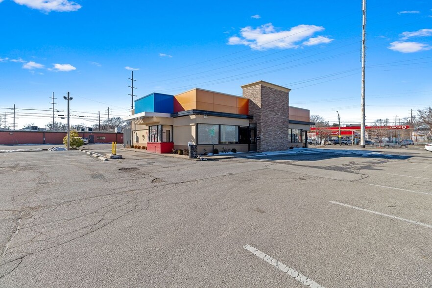 2058 Portland Ave, Louisville, KY for lease - Primary Photo - Image 1 of 21