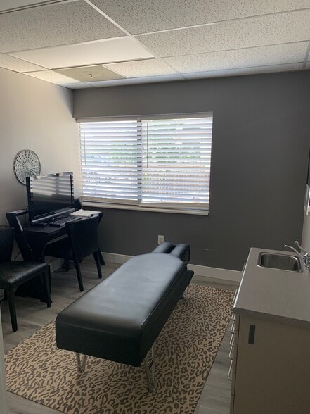 1 Oakwood Park, Castle Rock, CO for lease - Interior Photo - Image 3 of 15