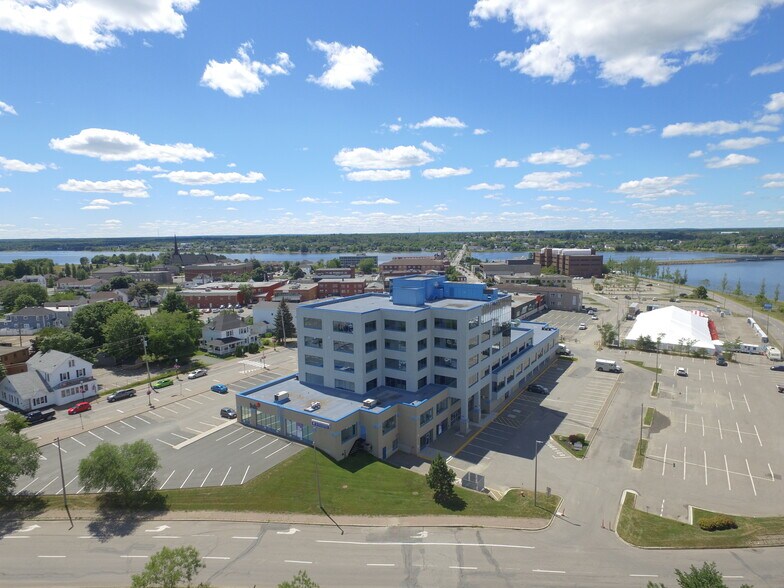 275 Main St, Bathurst, NB à louer - Photo du bâtiment - Image 3 de 4