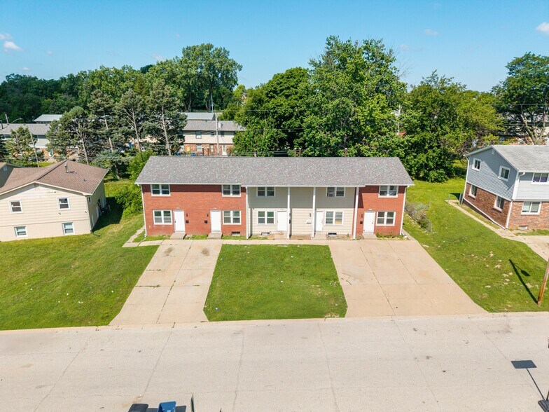 2704-2712 Magnolia Dr, Bettendorf, IA à vendre - Photo du bâtiment - Image 2 de 22