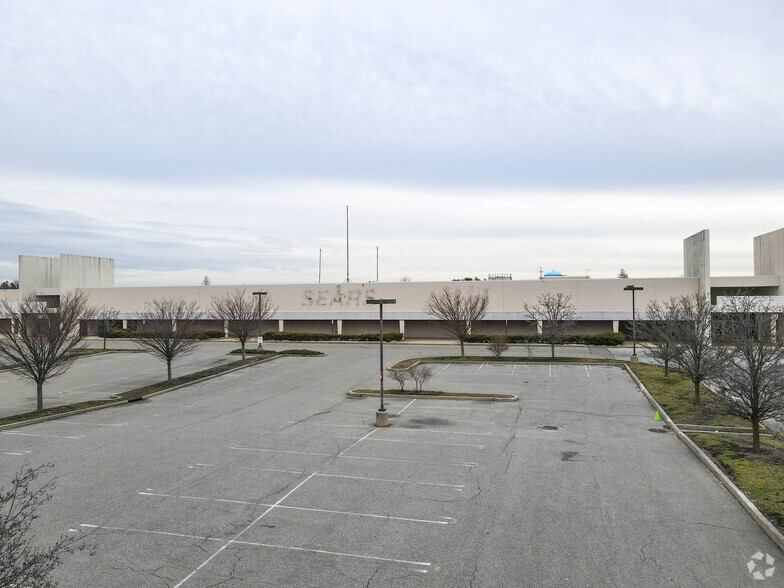 195 N Broadway, Hicksville, NY for lease - Building Photo - Image 2 of 9