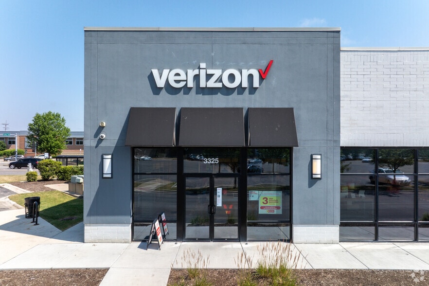 3315-3325 W Touhy Ave, Lincolnwood, IL à vendre - Photo du bâtiment - Image 3 de 6