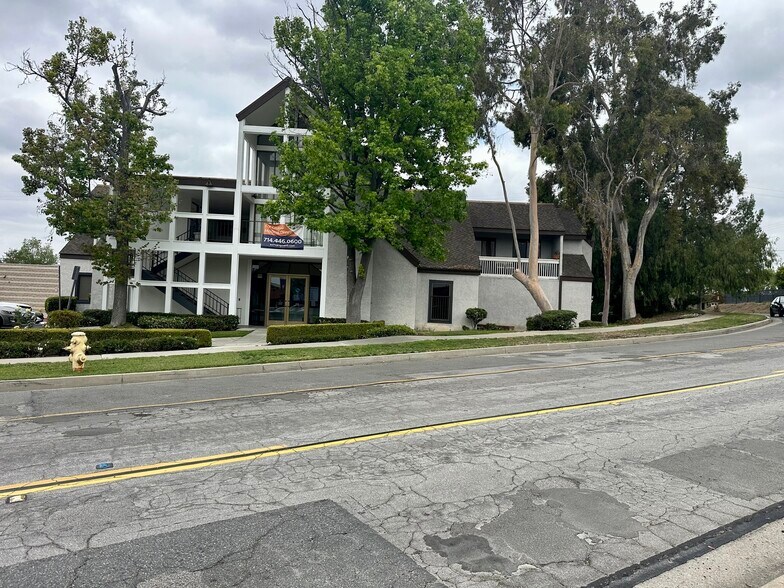 270 Laguna Rd, Fullerton, CA à louer - Photo du bâtiment - Image 2 de 6