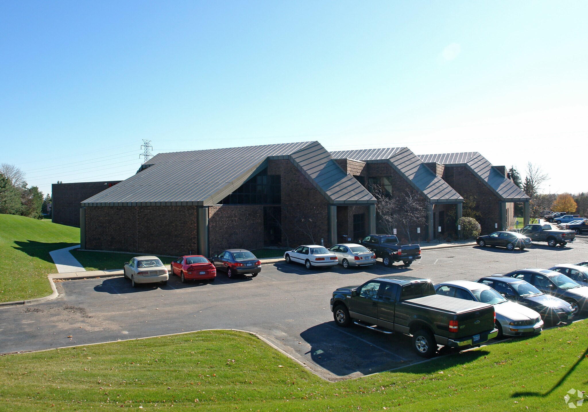 7585 Equitable Dr, Eden Prairie, MN à louer Photo du bâtiment- Image 1 de 4