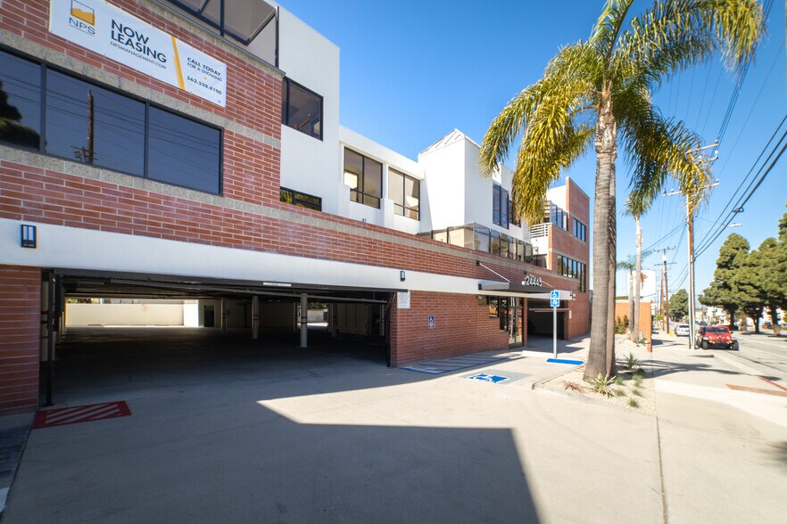 24445 Hawthorne Blvd, Torrance, CA à louer - Photo du bâtiment - Image 3 de 23