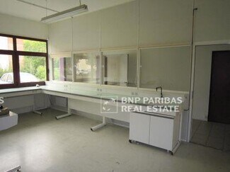 Plus de détails pour 30 Avenue Robert Surcouf, Voisins-le-Bretonneux - Bureau à louer