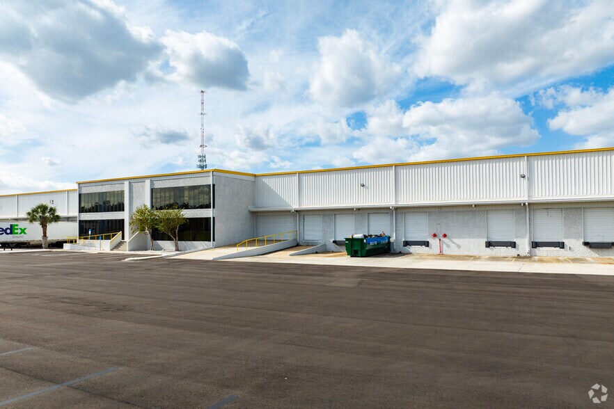 6708 Harney Rd, Tampa, FL à louer - Photo du bâtiment - Image 3 de 37