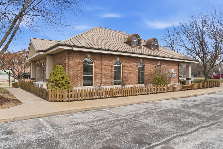 2104 Chesterfield Blvd, Springfield, MO for sale - Building Photo - Image 3 of 42