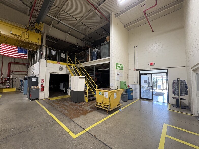 101 E Industrial Blvd, Logansport, IN à vendre - Photo du bâtiment - Image 2 de 36